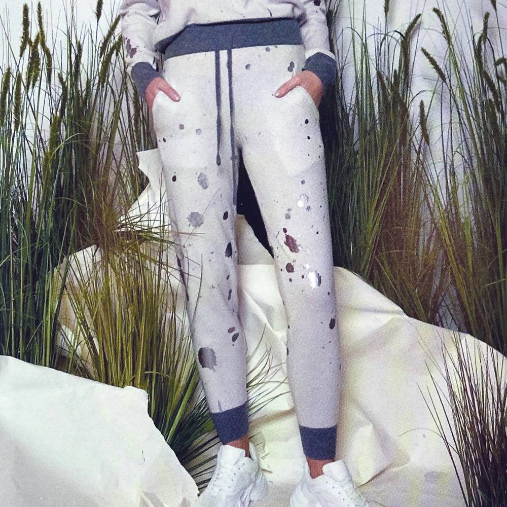 NEW BRODIE CASHMERE splatter foil cashmere jogger in silver